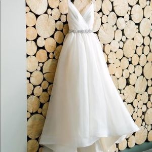 Hailey Paige Opal Wedding Dress w/ Custom Montecito Sash & Classic Ivory 90”Veil